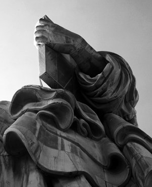 StatuehandBW